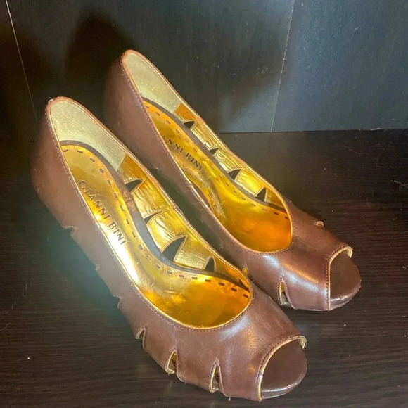 Gianni Bini brown leather upper and gold trim heels size 6 1/2 *open to offers* - Picture 1 of 7